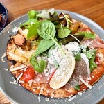 農家ピザくまのグラッチェ - 照り焼きチキンとタルタル＆生ハムとルッコラの菜園風