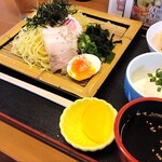 Gohandokoro Yuzurihara - 小鉢はざる豆腐、玉ねぎの天ぷら、たくあん。