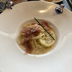 リストランテ プレーゴ - 生ハムとレモンクリーム。レモンの皮の剃った物が散りばめられてる。