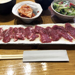Nagi No Ramuya - お肉の色がキレイ。お箸で、ボリュームがわかりますか？ 右側と左側では違う食べ応えでした。よく見ると、お皿も大きさに合わせてあるんですね