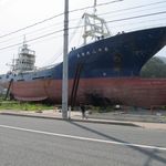 大政 - 鹿折唐桑駅前に大きな魚船が打ち上げられていました