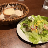 フィーコディンディア - 自家製フォカッチャ　サラダ