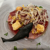 JAM17 DINING - 前菜　マグロのカルパッチョ　コブみかんの葉のアクセント