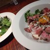 trattoria イタリアン SATOMI fooding - ローストビーフ丼　並盛　ランチサラダつき　　　　　階段の手摺滅茶苦茶汚くてお見せが2階なのにお客さんが手すり利用するの全く頭にないようでした。私が掃除してどうするの？