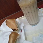 ドトールコーヒーショップ - 照り焼きチキンサンドとアイスラテ　ドリンクサイズアップクーポン利用