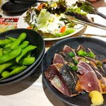 Nisenen Tabehoudai Nomihoudai Izakaya Osusumeya - 枝豆、かつおたたき、サラダ