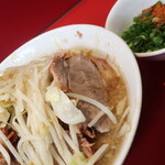 ラーメン二郎 - ラーメン半分＋ニンニク少し＋青ネギ