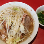 ラーメン二郎 - ラーメン半分＋ニンニク少し＋青ネギ