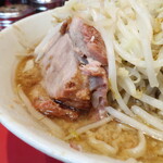 ラーメン二郎 - 豚の厚み