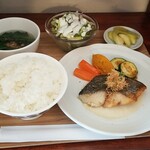 キッチン ブルー グローブ - 鰆ムニエル　白だし仕立てのホワイトアスパラソース