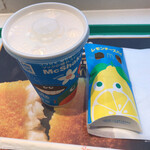 マクドナルド - 「マックシェイク 北海道産夕張メロンM」（220圓、スマホアプリのクーポン利用）
「レモンチーズパイ」（150圓、スマホアプリのクーポン利用）。