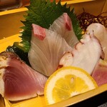 Hiroshima Shunsai Tsurunoya Honten - ①お刺身(勘八、真鯛、鰹タタキ、茹で真蛸)
                        真鯛は活かってないけど血抜きはキチンとされ黒い筋などありません
                        勘八はゴリゴリ、鰹タタキはまずまず、真蛸は普通でした
                        お値段から考えればコスパは良いと思う