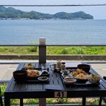 ばぁばのお昼ごはん - 大島と海をバックに鶏ももからあげ定食と瀬戸内地エビのかき揚げ定食