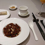 中国飯店 富麗華 - たまり醤油の黒チャーハン(ハーフサイズ)