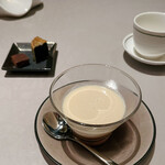 中国飯店 富麗華 - 酒粕のソースのキャラメルプリン♡サービスで月餅とチョコを出してくださいました。