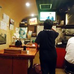 立ち呑み ぐいっと - 布袋を熱唱する常連オバチャン。