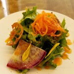 Restaurant OHTAYA - コースのサラダ。
                        ドレッシングはニンジンと説明が