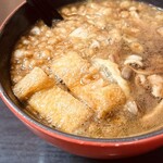 鴨門 - 濃い醤油のつけだれ。