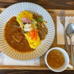 カレーの店 URA ぼなっ - デルタカレー(牛肉の赤ワイン煮込みカレー、ドライキーマカレー)