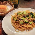 Q. T. 8＋ - ハマチと小松菜のオイルソースパスタ中盛り1.5倍150g、自家製フォカッチャもローズマリー入りで風味抜群