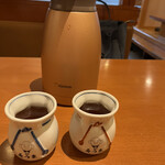 Souma - テーブルのお茶、ホットほうじ茶です。湯呑みも2種類です