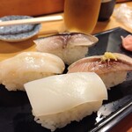 魚がし寿司 - いか(165円)、つぶ貝(110円)、いわし(110円)、さば(110円)