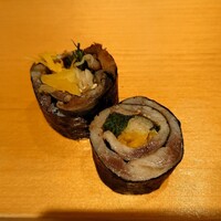 鮨 はしもと - 赤酢で〆た鰯の海苔巻
