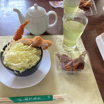 かつや - 料理写真:千切りキャベツと共に盛り付けて我流ソースカツ丼。オットの海老フライ、結局は一本もらった