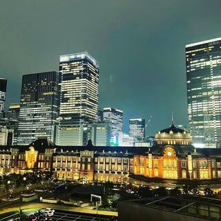 眺望着东京的夜景...