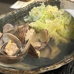 魚と旬の料理 まる - あさりと春キャベツの酒蒸し