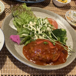 忍さん家 - ハンバーグも和風感ある仕上がり。突き出し3点ってステキ。