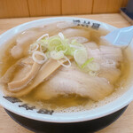 田村屋 - 熱々のスープがたっぷりです。その心意気が嬉しいです。
