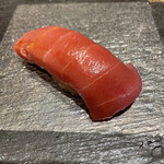 Kyou To Sushi Matsumoto - 立ち上がりの“大トロ”。その柔らかさ鮪の風味とほんの少しの脂身、赤酢のご飯と相まって、一発目の掴みとしては素晴らしい一貫です！