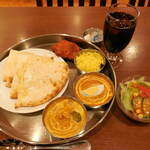 インド＆タイ料理専門店 Surya Royal Garden - ...「スリヤ スペシャルタリー（1150円）」+「チーズナン（200円）」、新しい清潔な広々店内〜大型テレビ。。