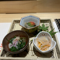 京都 鮨 まつもと - 先付け三種。見たまま。可もなく不可もなしです。
