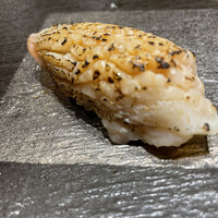 京都 鮨 まつもと - “北寄貝”。焦げ目が香ばしく身の柔らかさとのコラボがうんうんとうなづいた一貫です。