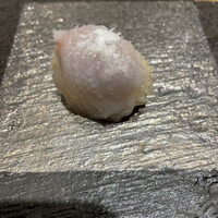 京都 鮨 まつもと - “烏賊”なんですが、なんか可愛らしいので「兎を模しましたか？」の質問には照れ笑いのリアクションでした。雪に見立てた（？）塩のトッピングが絶妙の味わい！