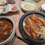 吾照里 - 韓流Bセット: 辛味噌サムギョプサルと、ユッケジャンスープ（かなり大きいです）、ご飯、サラダ、お惣菜2品で1390円