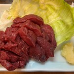 もつ焼 まるい - にんにく醤油たごま油・塩で食べると美味しい