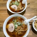 游亀亭 - 正油ラーメン 並(上)と大盛(下)