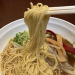 鴻錦楼 - 豚骨醤油ラーメン（麺リフト）