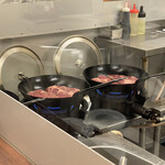 コメトステーキ - デカ鉄フライパンで2枚づつ焼く