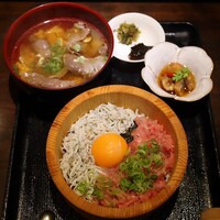 北新地 うえはら - ねぎとろしらすの2色丼(1,200円)
                    肉吸いに変更(+500円)