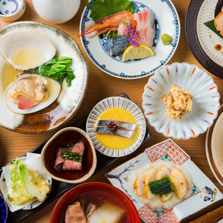 旬の食材をふんだんに使用したお料理を、種類豊富な小皿でどうぞ