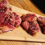 カウンター焼肉かるび - 赤身三種(中落ちカルビ、ロース、カルビ)