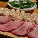 カウンター焼肉かるび - ネギ塩タン、てっちゃん