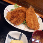 お食事処水仙 - アジフライ定食　９００円　肉厚の大きなアジフライが２尾　１尾にはすでに醤油がかかってます。