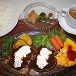 スター苑 - ロシア風ハンバーグ 1050円（税抜）小皿＋スープ付き