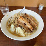 Megaganja - ラーメン880円ヤサイ、ショウガ以外マシ+炙りチャーシュー2枚300円