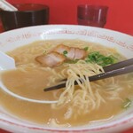 博多一番 - ところが…ちがう…確かにちがう…美味しいです。あれほど「豚骨ラーメン苦手」って言ってたのに美味しいです。なんかこう…スッキリした豚骨スープです。麺も独特なんですね~パツンパツンし過ぎていない良い麺です